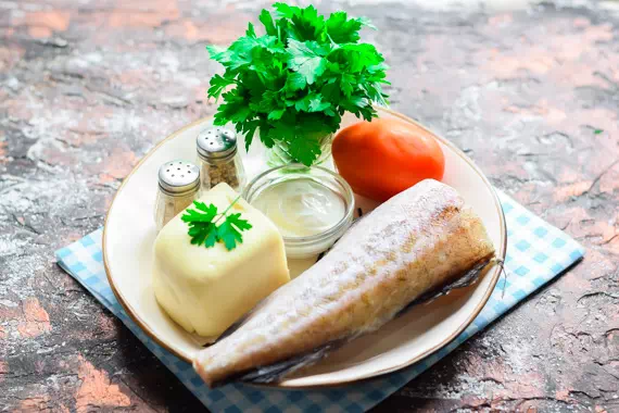 Минтай на сковороде с сыром и помидорами фото 1